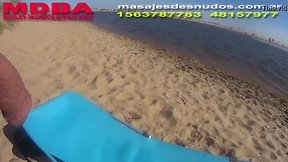 Hablando con taxi teenager en playa nudista