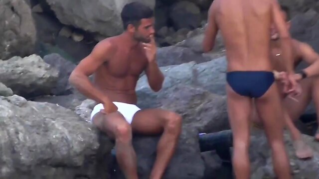 BUTT FESSES HOMME PLAGE VOYEUR – scene 2