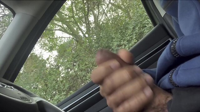 Car cruise: he emerges from the vehicle and captivates me