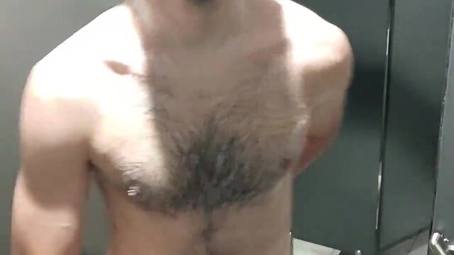 Completo pajote en duchas del gimnasio