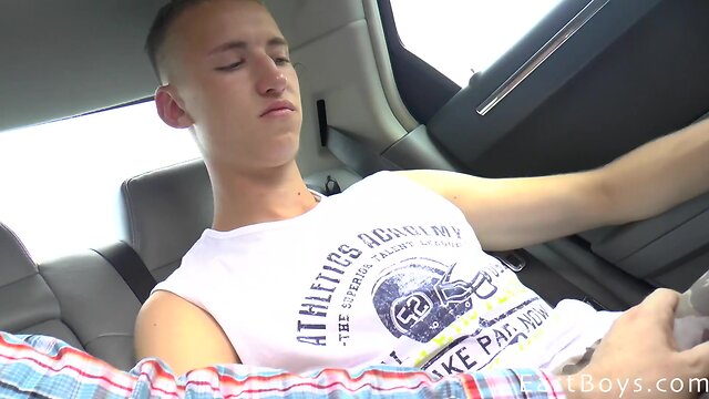 Amateur hunk leo west gives big cock handjob to twink studs