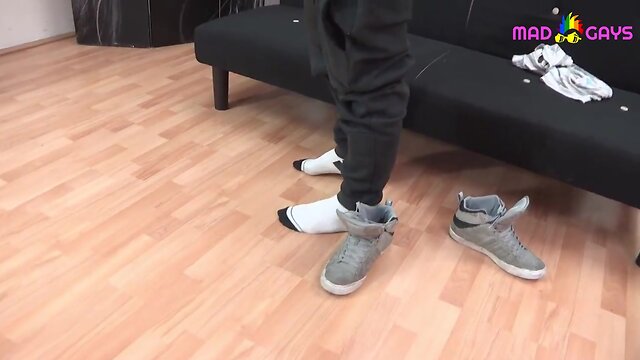 Niñato guapísimo con cipotón y huevazos llenos de leche