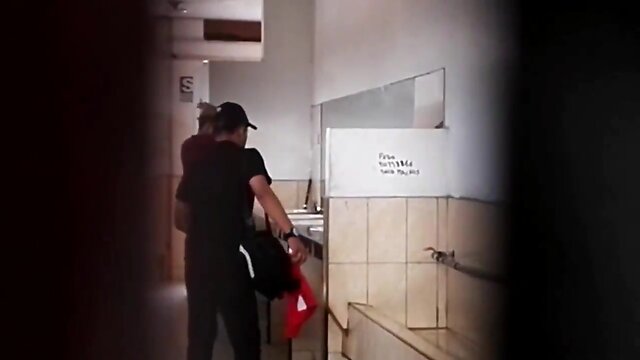 Peruano ofrece su verga en baño publico